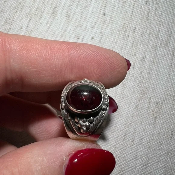 Vintage Sterling silver and garnet wide dome ring - Picture 2 of 15